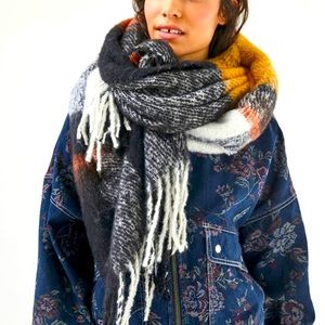 Paloma Plaid Scarf — fashionably oversized 🍁